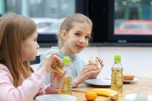 Орехи, фрукты, сэндвичи с курицей: что положить ребенку в ланчбокс, когда он целый день в школе