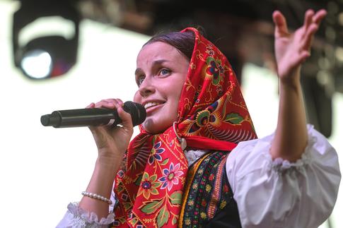 Исполнительница хита «Матушка» Татьяна Куртукова показала мужа и дочь