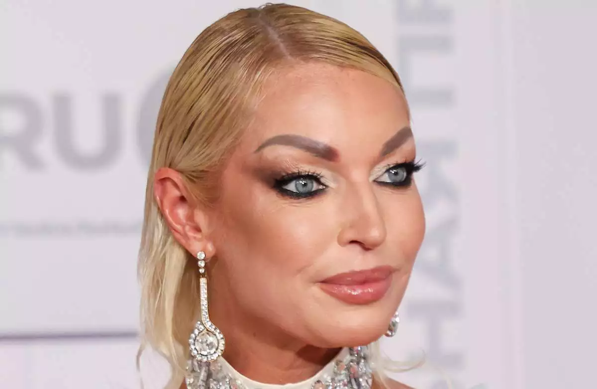 Бір тесікте үш әтешпен жыныстық қатынас Студенттің әпкесі порно ағасы