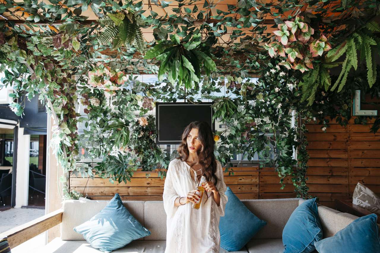 Природа в доме: как создать биофильный дизайн, который борется со стрессом и помогает работать