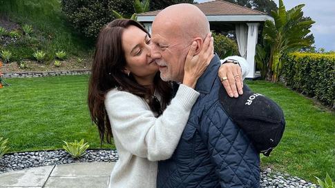 Жена Брюса Уиллиса рассказала, как будет отмечать Рождество рядом с умирающим мужем