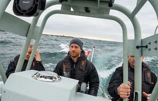 Принц Гарри с сопровождением