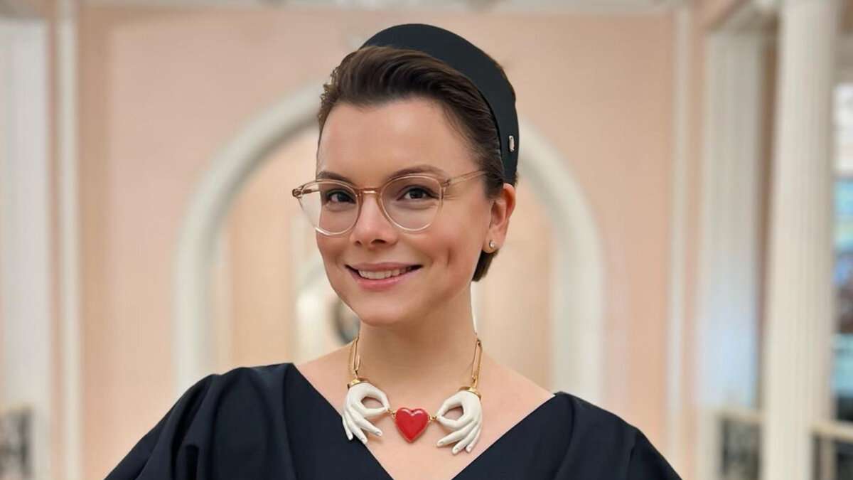 Жена Евгения Петросяна показала сына с букварём на фоне поездки в Санкт-Петербург