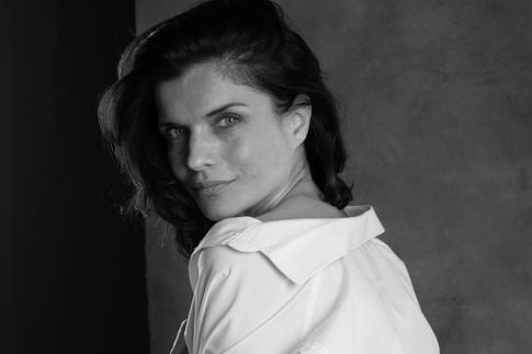 «Меня собирали по кусочкам»: 45-летняя Анна Азарова рассказала, как изменилась ее жизнь после падения из окна