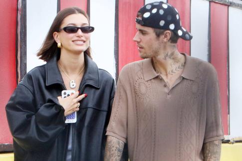 «Горячая мамочка»: Джастин Бибер эмоционально отреагировал на откровенное фото супруги