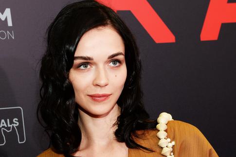 Актриса Софья Синицына вышла на красную дорожку с дочерью от Павла Табакова