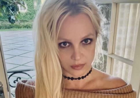 Бритни Спирс была сфотографирована на улице с бокалом шампанского