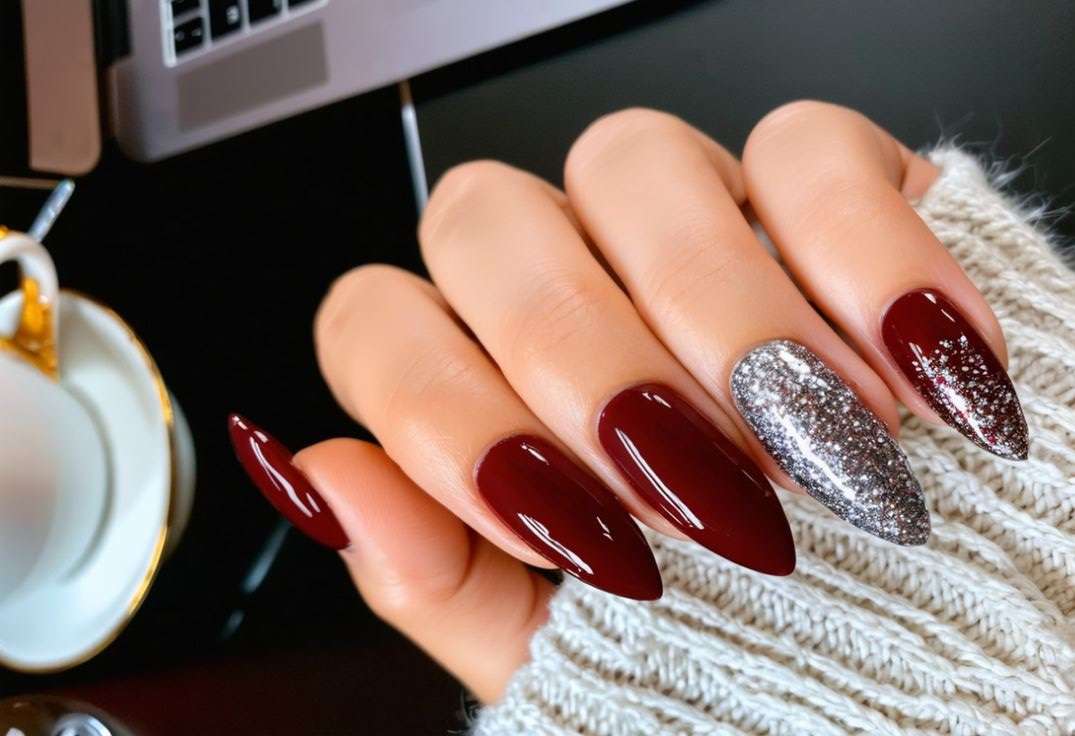 «Подкова на удачу»: новогодний маникюр для покорения Красной Лошади