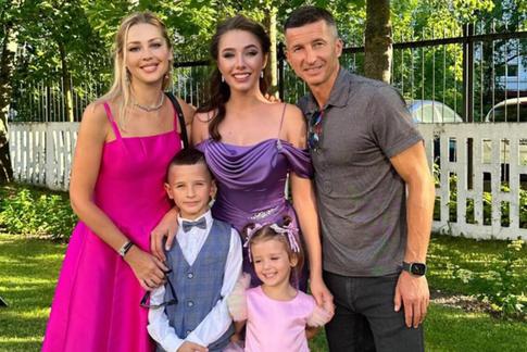 «Безумно жаль его дочь Веру»: директор Юлии Началовой рассказала о борьбе Евгения Алдонина с онкологией