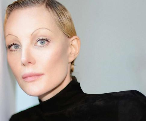 Рената Литвинова облачилась в черное прозрачное платье в сетку