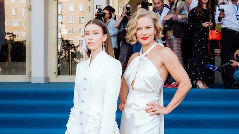 Юлия Пересильд рассказала об отношениях дочери Анны с Ваней Дмитриенко​