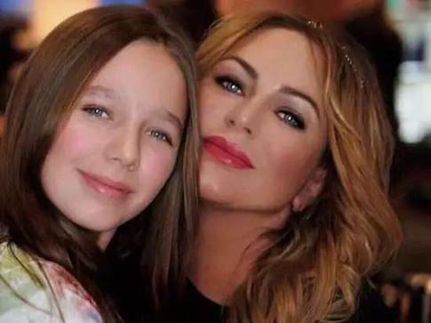 18-летняя дочь Юлии Началовой вышла на сцену в латексе