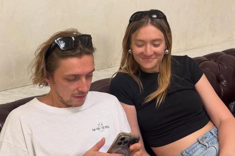 Ольга Прокофьева ер адамның әтешін сорып жатыр.