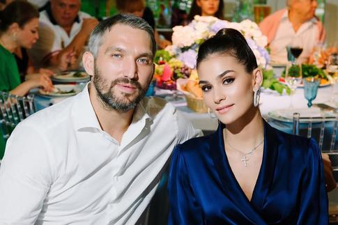 Не ведьма и вурдалак: Шубская и Овечкин показали свои наряды на Хэллоуин