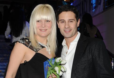 Виктория Макарская поздравила звездного мужа с юбилеем