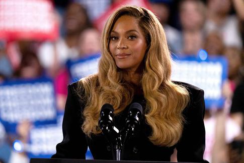 «Опоздала на Хэллоуин»: латексный наряд Бейонсе не оценили пользователи Сети