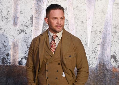 «Красивые ноги»: в Сети обсудили фото Тома Харди в коротких трусах-шортах