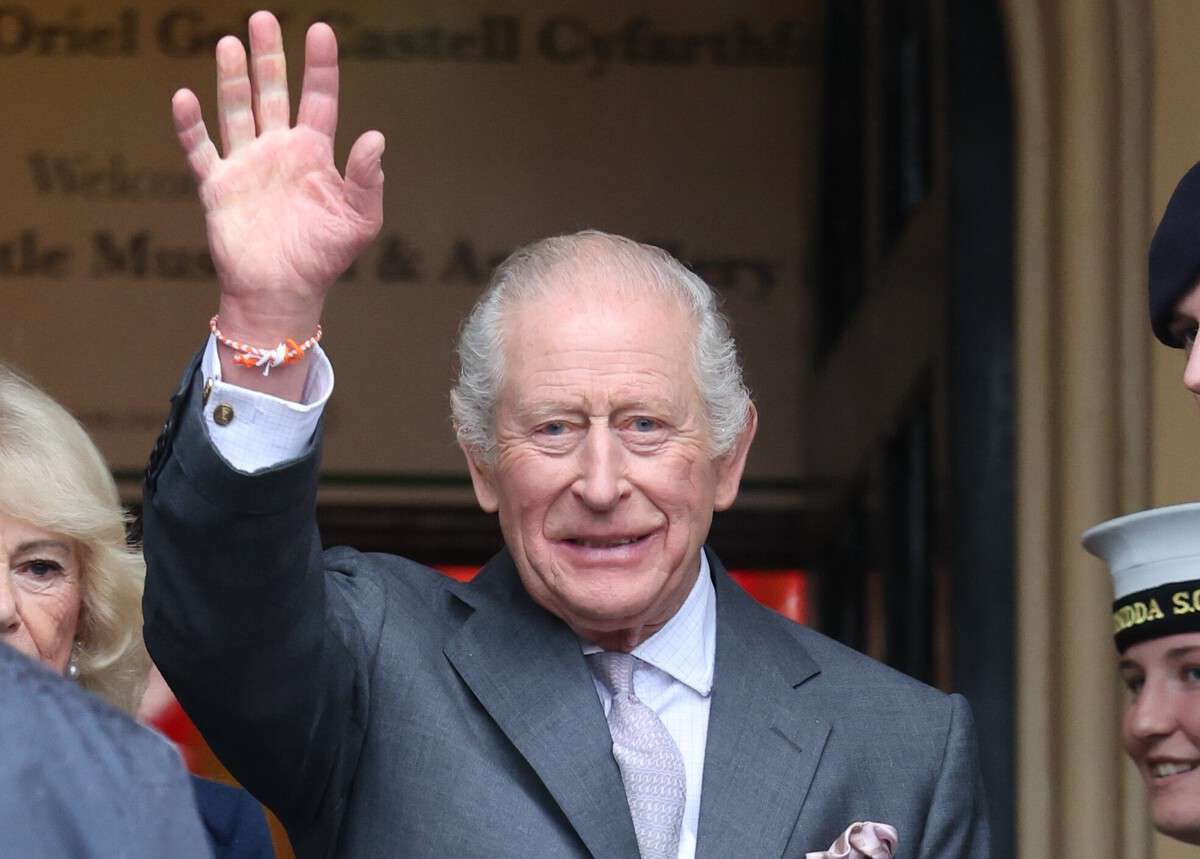 Король Карл III получил торт в форме замка в день своего рождения