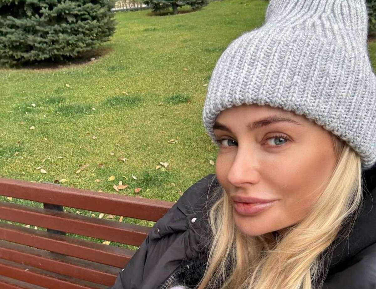 Наталья Рудова покрасила волосы в розовый цвет и ответила хейтерам