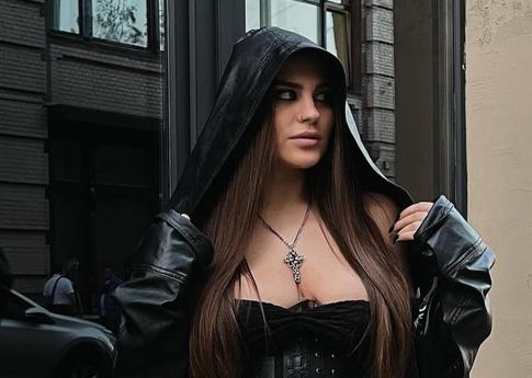 Показавшая свою грудь внучка Боярского заставила фанатов краснеть