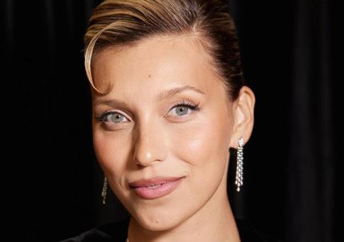 Регина Тодоренко показала живот через полтора месяца после родов