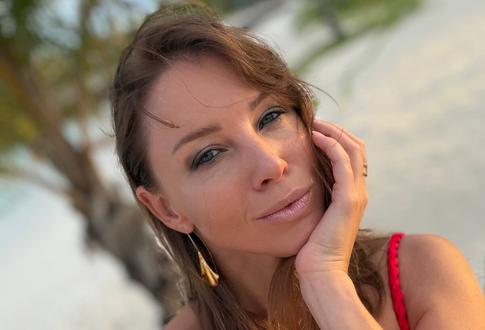 Улетевшая на Мальдивы Полина Диброва устроила фотосессию в красном купальнике