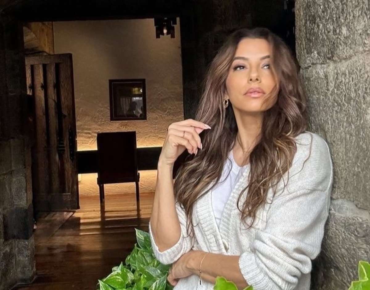 50-летняя Ева Лонгория вышла в свет с откровенным декольте