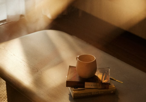 Тише воды: как устроить «тихую комнату» дома и зачем это делать