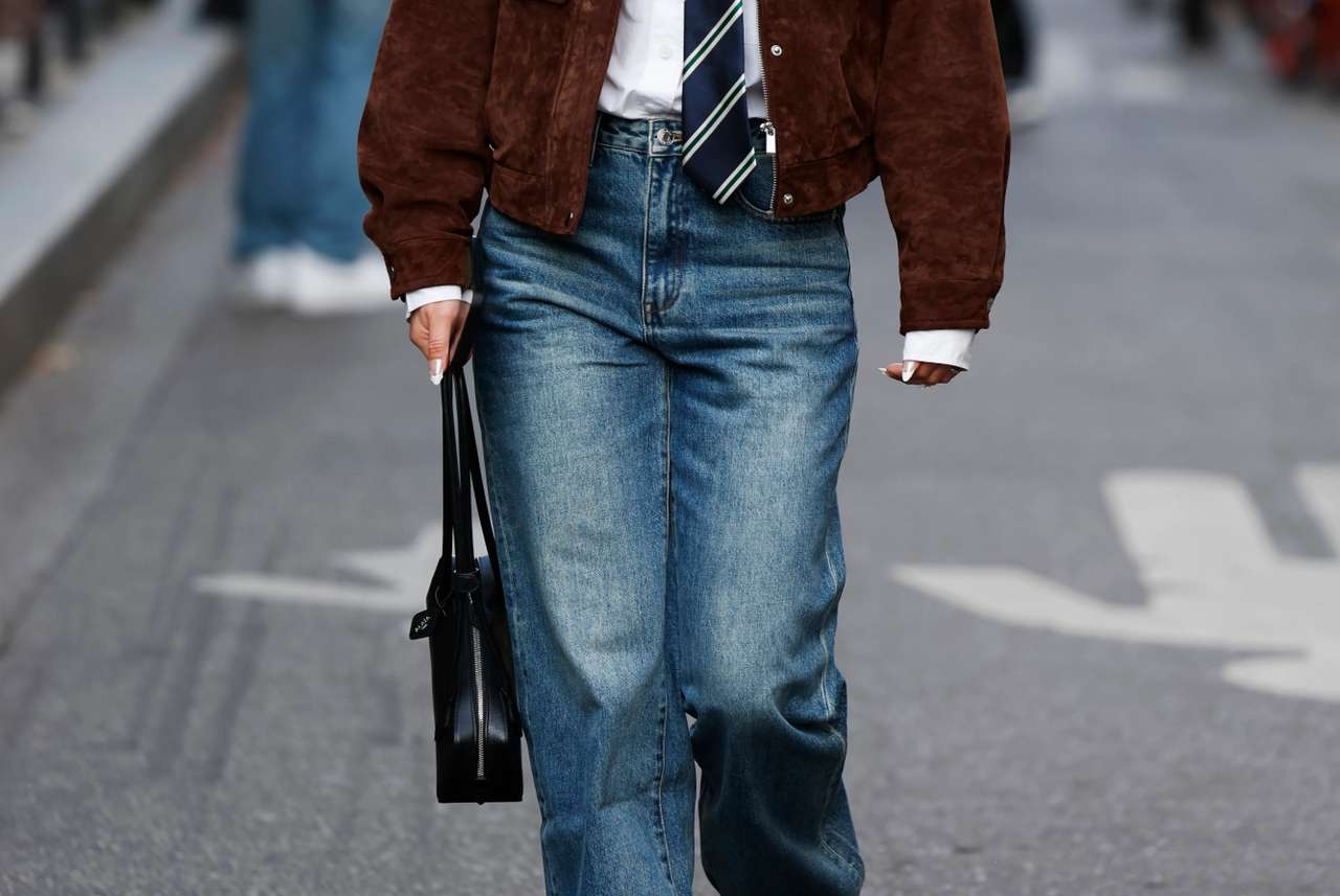 Кофе и «сигареты» — самые модные джинсы зимы, с какой обувью их носить