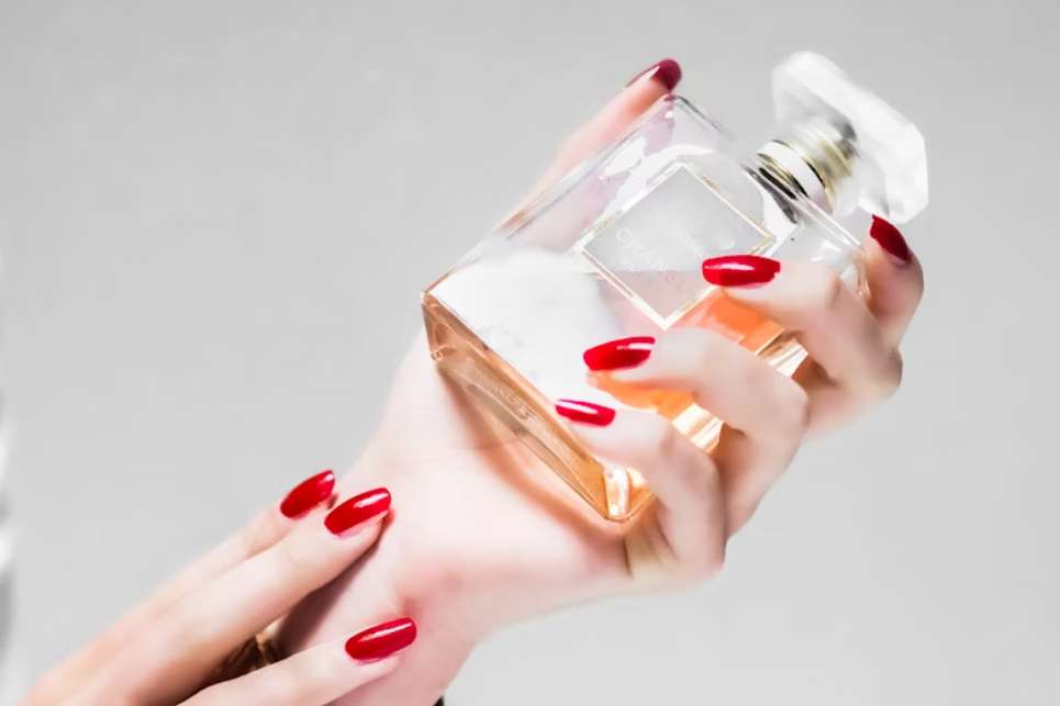 Правила, известные только экспертам: как продлить стойкость любимого парфюма