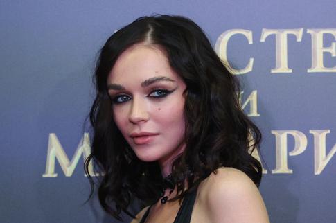 Софья Синицына похвасталась тонкой талией в «лебедином» наряде