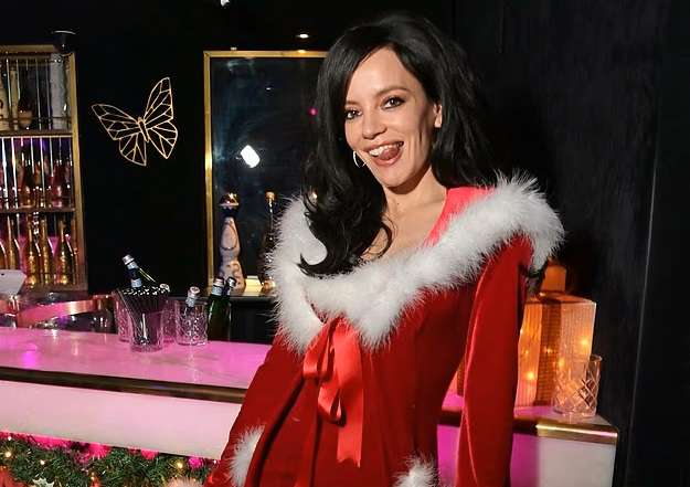 Лили Аллен страстно поцеловала Джона Фрейда в&nbsp;&laquo;платье мести&raquo; Сексуального Санты