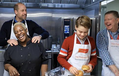 Принц Джордж продолжил традиции Дианы: помог отцу готовить рождественские обеды для бездомных