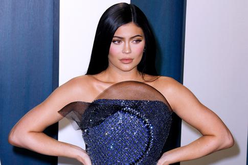 Когда пластика спасает карьеру: топ звезд, которые вернулись в профессию благодаря хирургам