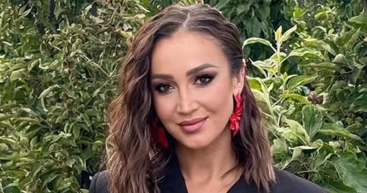 Бузова в оранжевом бикини под пальмами Дубая: «Часик на солнышке — особый вид роскоши»