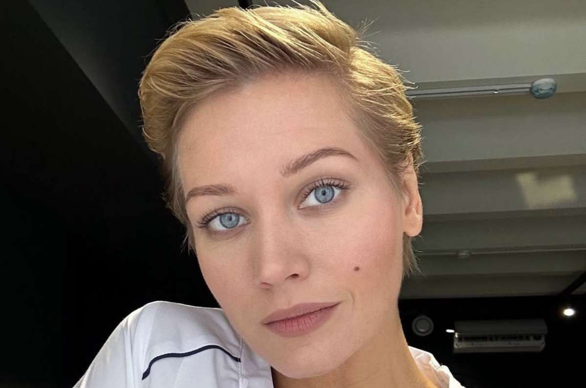 Кристина Асмус показала свое детское фото с мамой в честь праздника