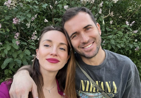 Слухи подтвердились: Кержакова с беременной женой заметили у роддома