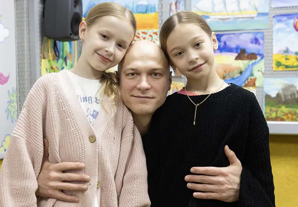 Жена Юры Борисова показала редкие кадры с&nbsp;дочерьми на&nbsp;балу в&nbsp;Доме союзов