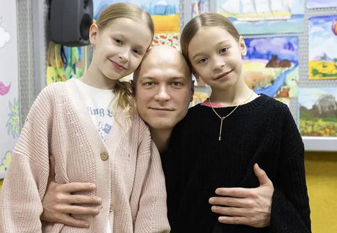 Жена Юры Борисова показала редкие кадры с дочерьми на балу в Доме союзов