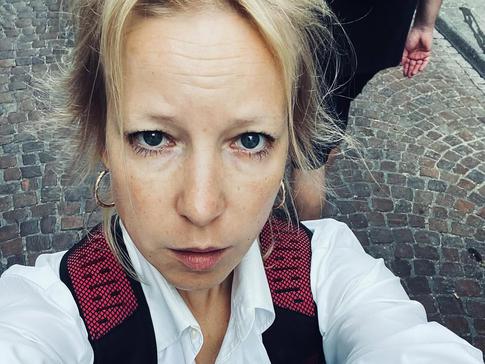 «Ходила по набережным и плакала»: сбежавшая в Париж Шалаева — о потере заработка на чужбине