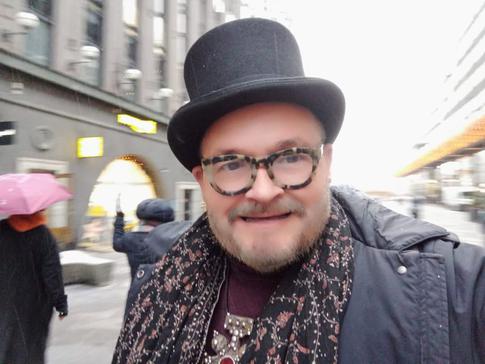 «Живут же люди»: экс-ведущий «Модного приговора» на фоне парижского пейзажа восхитил поклонников