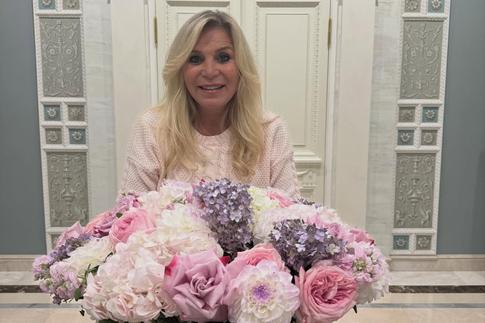 «Не годы имеют значение»: вдова Юдашкина показала идеальную фигуру в 67-й день рождения