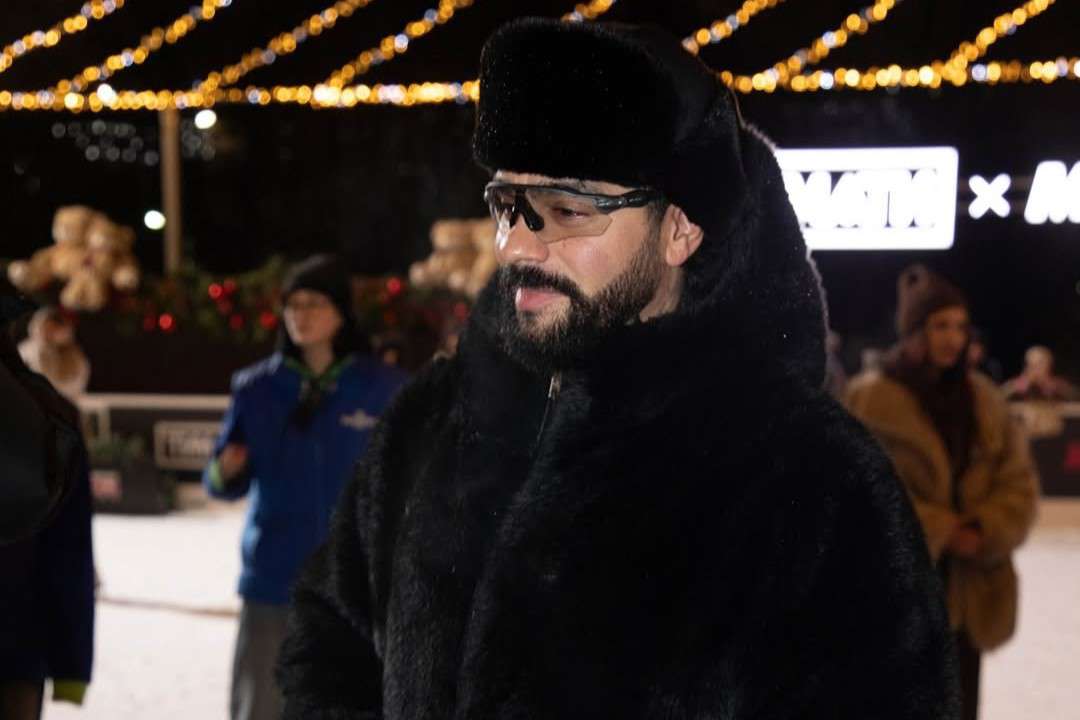 &laquo;Я&nbsp;плохо катаюсь&raquo;: Тимати показал пируэты на&nbsp;льду и&nbsp;раскрыл планы на&nbsp;Новый год