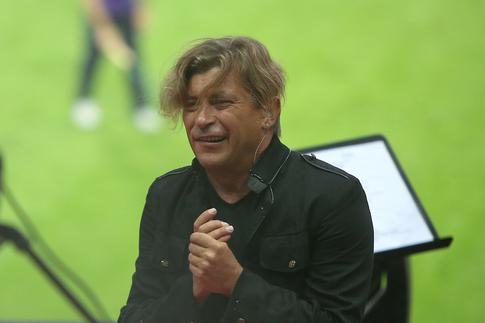 Проживающий за границей солист «Би−2» Лева* «пожаловался», что ему негде спать