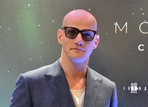 Юрий Колокольников перевоплотился в необычную елку с бантом