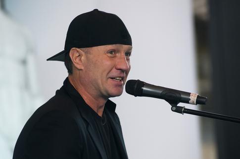 Роман Костомаров порадовал фанатов кадром с женой и сыном