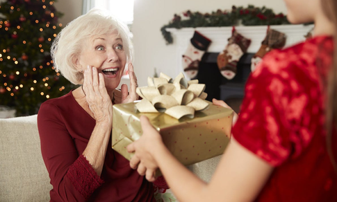 Пылесос и халат для бабушки: 7 подарков для старших родственников на Новый год 2026