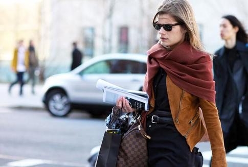 Шарфы, которые взорвали подиумы: 5 идей для шикарных образов