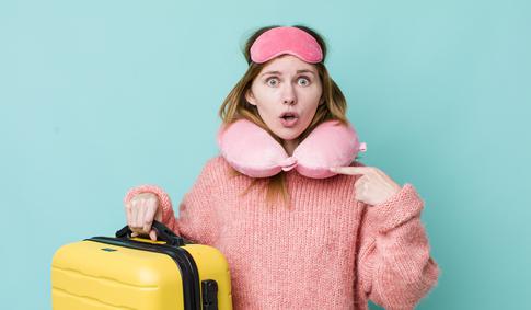 Как спать в самолете даже в среднем ряду: подборка гаджетов и поз, которые спасают спину