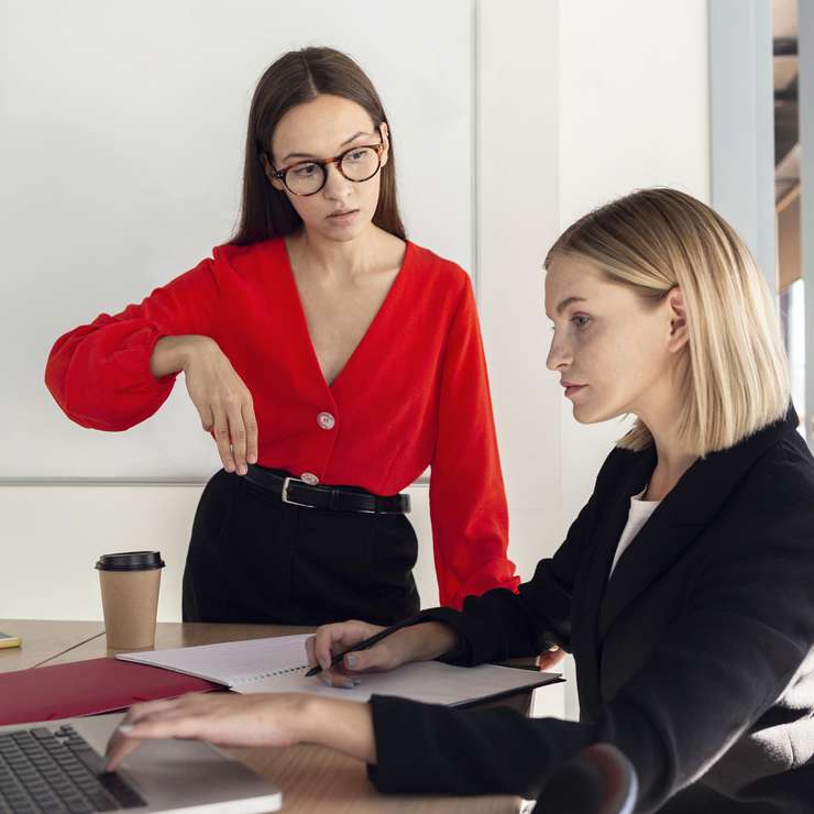 Токсичный начальник-женщина: 7&nbsp;приемов, которые она использует, и&nbsp;как дать отпор